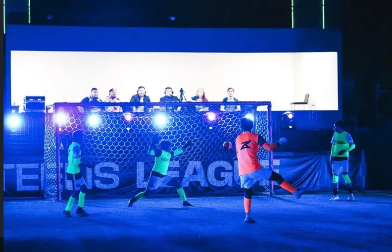 Balón naranja en la cancha con luz neón